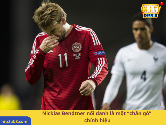 Nicklas Bendtner nổi danh là một “chân gỗ” chính hiệu