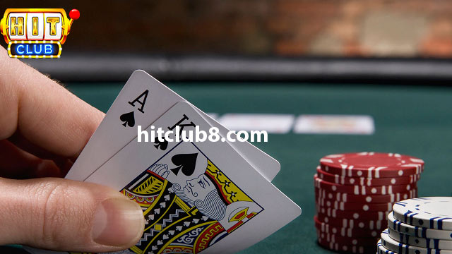 Tại sao người chơi phải chọn lật bài trong Poker?